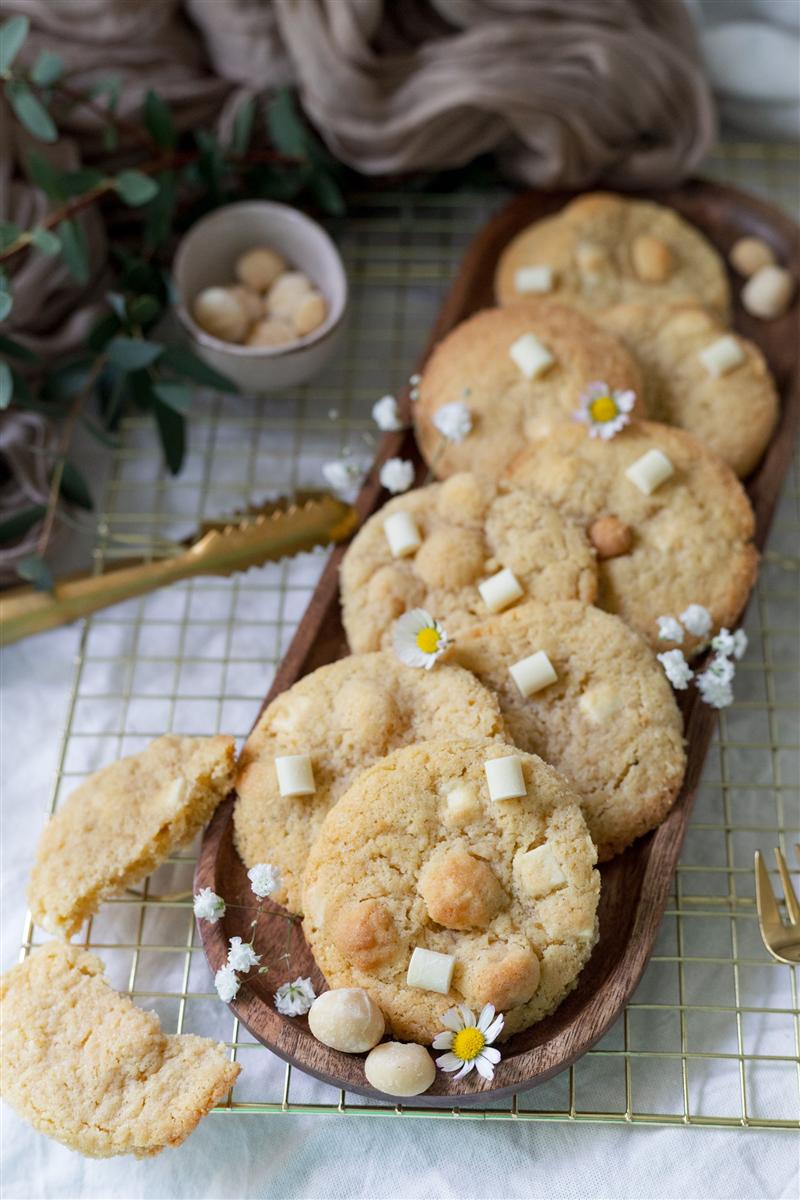 Macadamia and white chocolate cookies